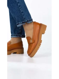 Mocassins en cuir camel à talon plat et semelle chunky avec bride et logo métallique en relief