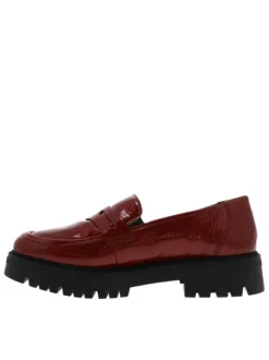 Mocassins en vernis rouge avec semelles crantées à talon plat