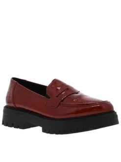 Mocassins en vernis rouge avec semelles crantées à talon plat