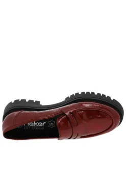 Mocassins en vernis rouge avec semelles crantées à talon plat