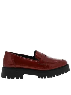 Mocassins en vernis rouge avec semelles crantées à talon plat