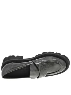Mocassins gris vernis effet fumé avec dessin sur l'empeigne à talon compensé bas