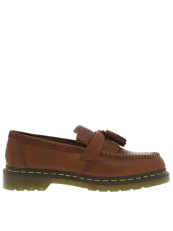 Mocassins marron à semelle à talon plat et avec des franges et un pompon