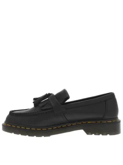 Mocassins noir à semelle à talon plat avec un pompon et des franges