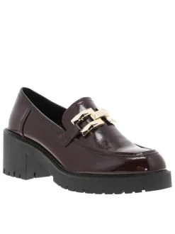 Mocassins noirs en matière lisse et vernie avec semelle à talon décroché bas