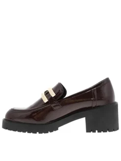 Mocassins noirs en matière lisse et vernie avec semelle à talon décroché bas