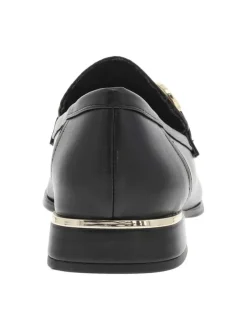Mocassins noirs en simili cuir avec une boucle décorative et un talon plat