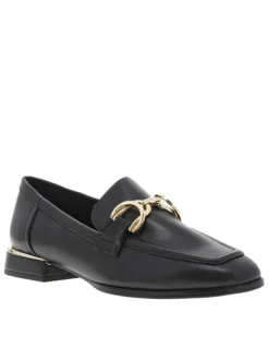 Mocassins noirs en simili cuir avec une boucle décorative et un talon plat