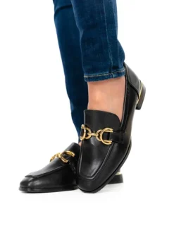 Mocassins noirs en simili cuir avec une boucle décorative et un talon plat