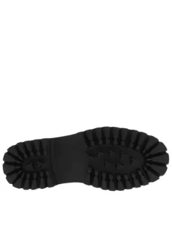 Mocassins noirs vernis avec un talon décroché bas et à slip-on
