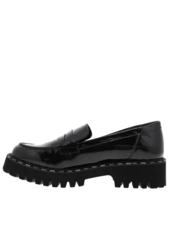 Mocassins noirs vernis avec un talon décroché bas et à slip-on