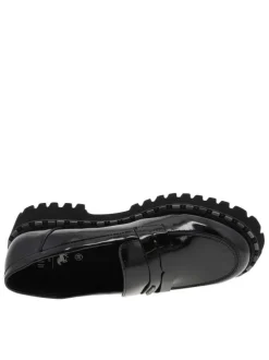 Mocassins noirs vernis avec un talon décroché bas et à slip-on