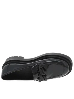 Mocassins noir vernis à semelle plateau avec détails noirs sur l'empeigne