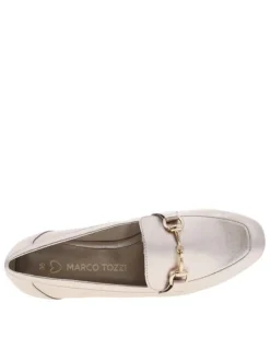 Mocassins platine avec un talon plat et une boucle décorative sur le cou-de-pied