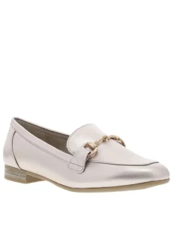 Mocassins platine avec un talon plat et une boucle décorative sur le cou-de-pied