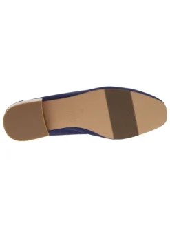 Mocassins à talon plat marines en cuir avec chaîne métallique épaisse sur le cou-de-pied
