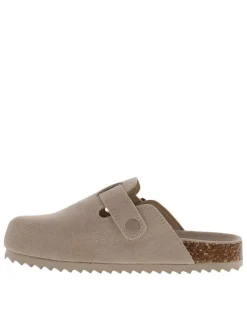 Mules taupe avec un talon plat et une fermeture à boucle à ardillon