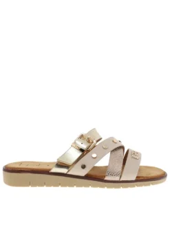 Mules beiges avec un talon compensé bas et une boucle à ardillon