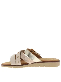 Mules beiges avec un talon compensé bas et une boucle à ardillon
