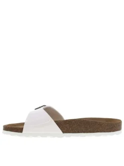 Mules blanches vernis avec une boucle à ardillon sur la bride
