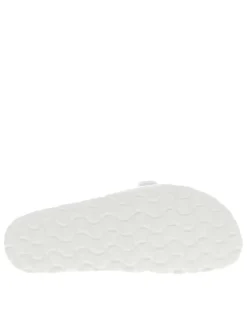 Mules blanches vernis avec une boucle à ardillon sur la bride