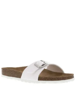 Mules blanches vernis avec une boucle à ardillon sur la bride