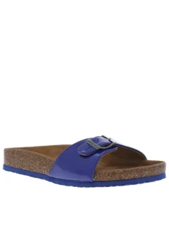 Mules bleues vernies avec une sangle à boucle à ardillon et à semelle plate
