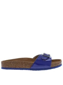 Mules bleues vernies avec une sangle à boucle à ardillon et à semelle plate