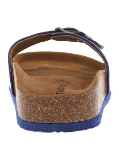 Mules bleues vernies avec une sangle à boucle à ardillon et à semelle plate