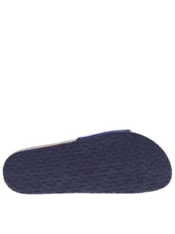 Mules bleues vernies avec une sangle à boucle à ardillon et à semelle plate