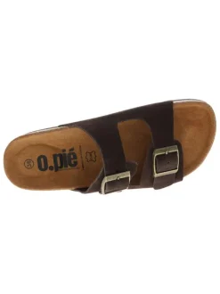 Mules chocolat en cuir avec un talon plat et deux boucles à ardillon