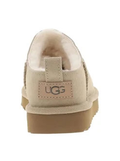 Mules Classic Micro en cuir sable, avec talon plat et logo cousu à l’arrière