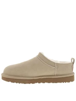Mules Classic Micro en cuir sable, avec talon plat et logo cousu à l’arrière