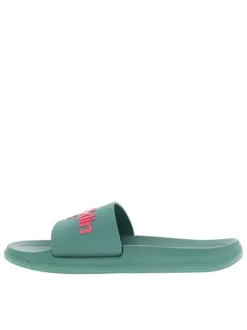 Mules de plage vertes avec un talon plat et munies d'une sangle