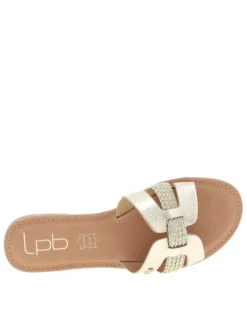Mules dorées avec un talon plat et une logo en pièce métallique