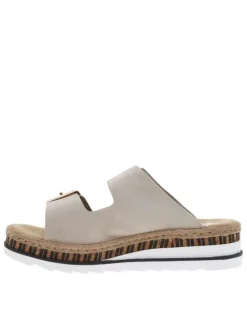 Mules en cuir beiges à talon compensé bas et à sangles à grandes boucles