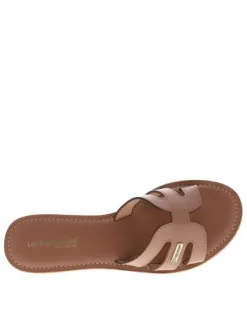 Mules en cuir café à semelle plate avec des surpiqûres ton sur ton