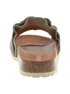 Mules en cuir kaki avec un talon plat et muni d'une large sangle