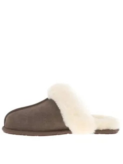 Mules en cuir marron à talon plat pourvues de fausse fourrure