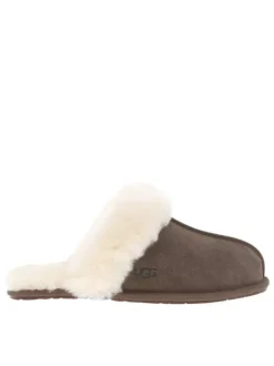 Mules en cuir marron à talon plat pourvues de fausse fourrure