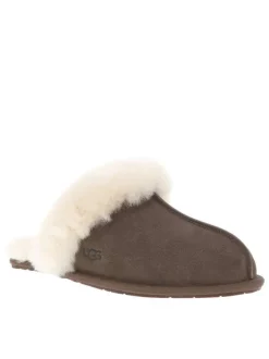 Mules en cuir marron à talon plat pourvues de fausse fourrure