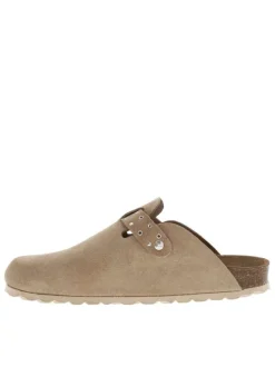 Mules en cuir taupe style sabot avec une boucle à ardillon et clous décoratifs