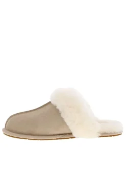 Mules en cuir taupe à talon plat pourvues de fausse fourrure