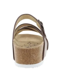 Mules marron à talon plat et fermeture avec une boucle à ardillon