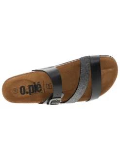 Mules noires avec un talon compensé bas et une boucle à ardillon