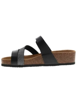 Mules noires avec un talon compensé bas et une boucle à ardillon