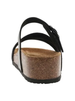 Mules noires avec un talon compensé bas et une boucle à ardillon