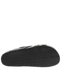Mules noires avec un talon plat et une fermeture avec boucle à ardillon