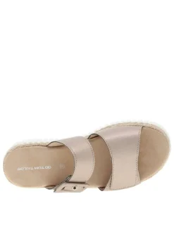 Mules or à semelle plate avec une fermeture à boucle à ardillon