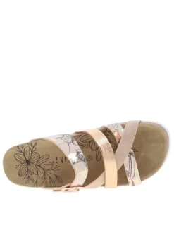 Mules roses fleuries avec un talon plat et une boucle à ardillon